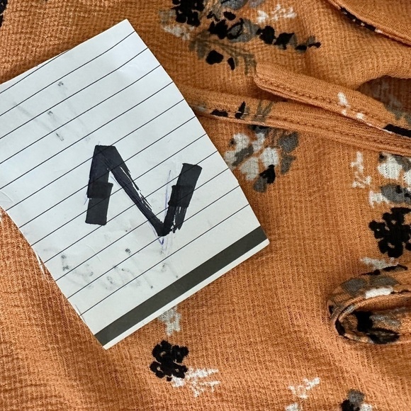 Melloday sz sm top in a pumpkin color with a floral print. Ruching front & back - Picture 16 of 16